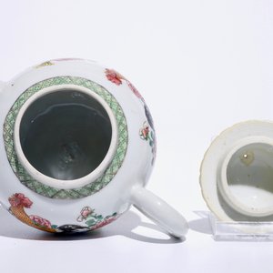 Une théière en porcelaine de Chine famille rose, Yongzheng — photo 5
