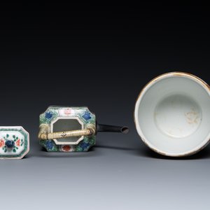 Une théière en porcelaine de Chine famille verte et un crachoir pour le marché thai à décor de lions bouddhistes, Kangxi et postérieur — photo 6