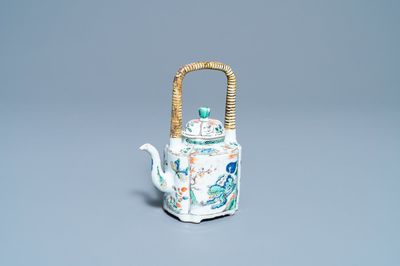 Une théière en porcelaine de Chine famille verte, Kangxi