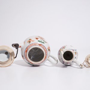 Une théière en porcelaine de Chine famille verte, Kangxi, et un pot à lait en famille rose, Qianlong — photo 6