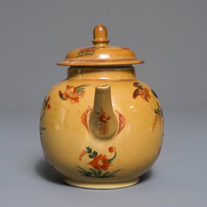 Une théière en porcelaine de Chine famille verte sur fond café au lait, Kangxi — photo 4