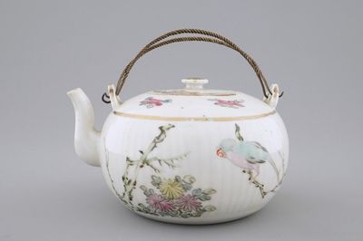 Une théière en porcelaine de Chine qianjiang cai, 19/20ème