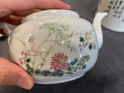 Une théière en porcelaine de Chine qianjiang cai signée Lin Jinshan 林謹善 et datée 1887 et une en famille rose, marque et époque de Guangxu — photo 11
