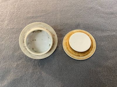 Une théière en porcelaine de Chine qianjiang cai signée Lin Jinshan 林謹善 et datée 1887 et une en famille rose, marque et époque de Guangxu — photo 6