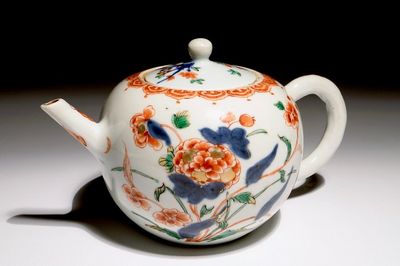 Une théière en porcelaine de Chine verte-imari à décor floral, Kangxi