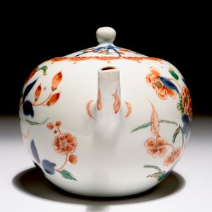 Une théière en porcelaine de Chine verte-imari à décor floral, Kangxi — photo 3