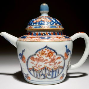 Une théière en porcelaine de Chine verte-imari aux réserves en forme ruyi, Kangxi — photo 2