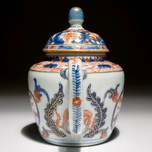 Une théière en porcelaine de Chine verte-imari aux réserves en forme ruyi, Kangxi — photo 5