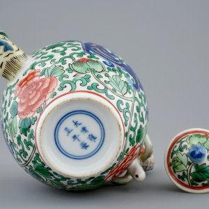 Une théière en porcelaine de Chine wucai, l'anse en forme de dragon, République, début du 20ème — photo 6
