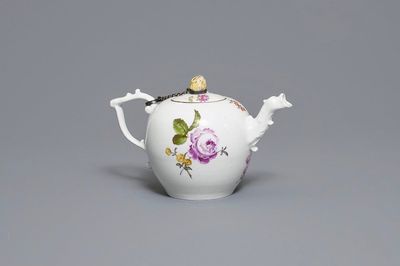 Une théière en porcelaine de Meissen à décor floral, Allemagne, 18ème