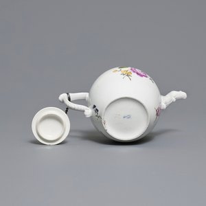 Une théière en porcelaine de Meissen à décor floral, Allemagne, 18ème — photo 6