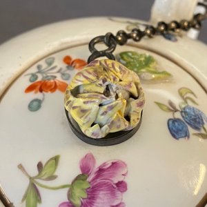 Une théière en porcelaine de Meissen à décor floral, Allemagne, 18ème — photo 9