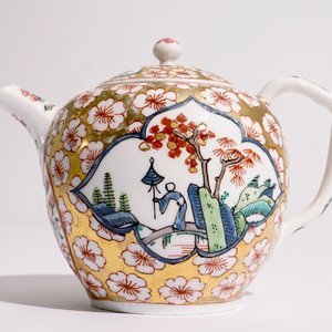Une théière en porcelaine de Meissen décorée aux Pays-Bas, vers 1720 — photo 2