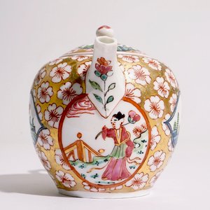 Une théière en porcelaine de Meissen décorée aux Pays-Bas, vers 1720 — photo 3