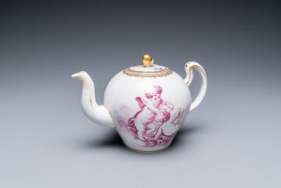 Une théière en porcelaine de Tournai en camaïeu pourpre à décor de putti, marque aux épées croisées et quatre croisettes en or, vers 1765