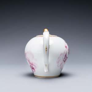Une théière en porcelaine de Tournai en camaïeu pourpre à décor de putti, marque aux épées croisées et quatre croisettes en or, vers 1765 — photo 5