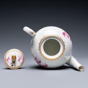 Une théière en porcelaine de Tournai en camaïeu pourpre à décor de putti, marque aux épées croisées et quatre croisettes en or, vers 1765 — photo 6