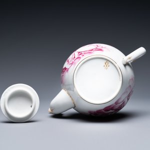 Une théière en porcelaine de Tournai en camaïeu pourpre à décor de putti, marque aux épées croisées et quatre croisettes en or, vers 1765 — photo 7