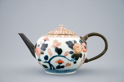 Une théière en porcelaine Imari de Japon avec l'anse et le bec remplacés, 18ème