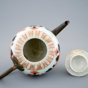 Une théière en porcelaine Imari de Japon avec l'anse et le bec remplacés, 18ème — photo 5