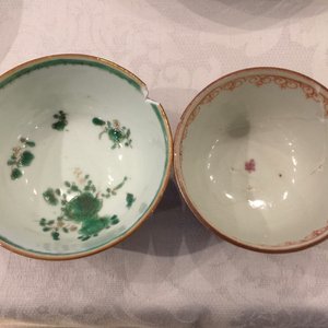 Une théière et 17 tasses et soucoupes en porcelaine de Chine de style Imari à fond brun capucin, Qianlong — photo 11