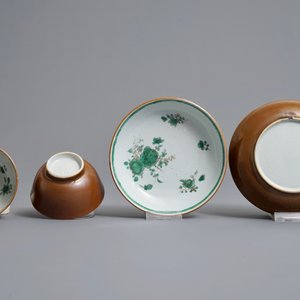 Une théière et 17 tasses et soucoupes en porcelaine de Chine de style Imari à fond brun capucin, Qianlong — photo 4