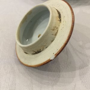 Une théière et 17 tasses et soucoupes en porcelaine de Chine de style Imari à fond brun capucin, Qianlong — photo 8