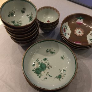 Une théière et 17 tasses et soucoupes en porcelaine de Chine de style Imari à fond brun capucin, Qianlong — photo 10