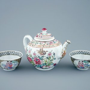 Une théière et 2 tasses en porcelaine de Chine famille rose, Yongzheng, 1723-1735 — photo 1