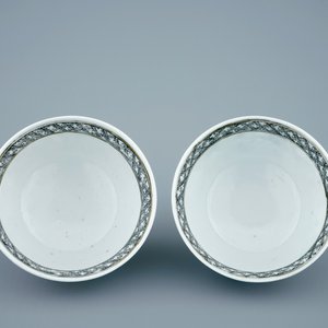 Une théière et 2 tasses en porcelaine de Chine famille rose, Yongzheng, 1723-1735 — photo 11