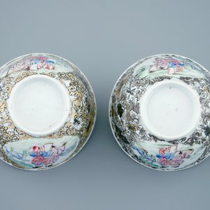 Une théière et 2 tasses en porcelaine de Chine famille rose, Yongzheng, 1723-1735 — photo 12