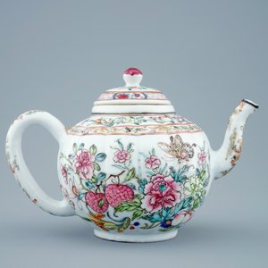 Une théière et 2 tasses en porcelaine de Chine famille rose, Yongzheng, 1723-1735 — photo 2