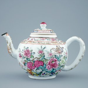 Une théière et 2 tasses en porcelaine de Chine famille rose, Yongzheng, 1723-1735 — photo 4