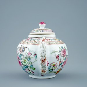 Une théière et 2 tasses en porcelaine de Chine famille rose, Yongzheng, 1723-1735 — photo 5