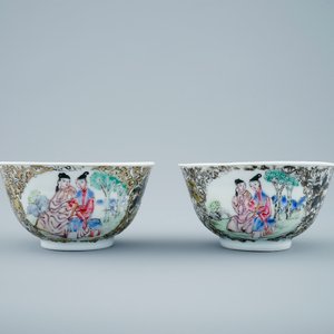 Une théière et 2 tasses en porcelaine de Chine famille rose, Yongzheng, 1723-1735 — photo 9