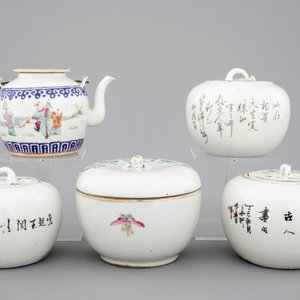 Une théière et 4 boîtes couvertes en porcelaine de Chine famille rose, 19/20ème — photo 3