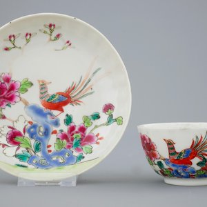 Une théière et 4 tasses et soucoupes en porcelaine de Chine famille rose, Qianlong, 18ème — photo 4