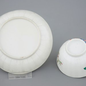 Une théière et 4 tasses et soucoupes en porcelaine de Chine famille rose, Qianlong, 18ème — photo 5