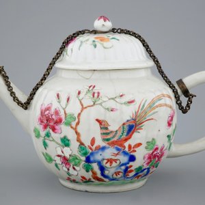 Une théière et 4 tasses et soucoupes en porcelaine de Chine famille rose, Qianlong, 18ème — photo 6