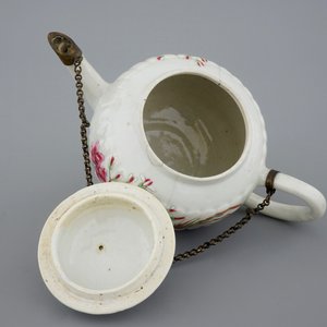 Une théière et 4 tasses et soucoupes en porcelaine de Chine famille rose, Qianlong, 18ème — photo 9