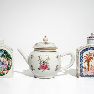 Une théière et deux boîtes à thé en porcelaine de Chine famille rose, Qianlong — photo 2