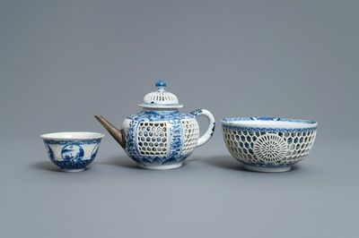 Une théière et deux bols ajourées à doubles parois en porcelaine de Chine bleu et blanc, époque Transition