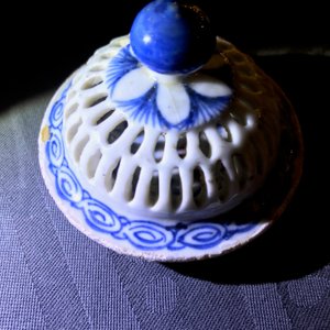 Une théière et deux bols ajourées à doubles parois en porcelaine de Chine bleu et blanc, époque Transition — photo 11