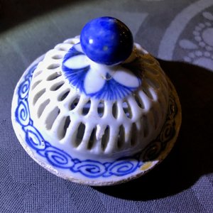 Une théière et deux bols ajourées à doubles parois en porcelaine de Chine bleu et blanc, époque Transition — photo 12