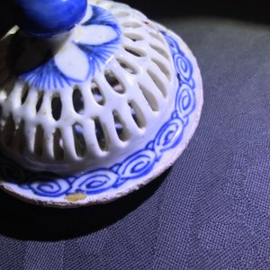 Une théière et deux bols ajourées à doubles parois en porcelaine de Chine bleu et blanc, époque Transition — photo 14