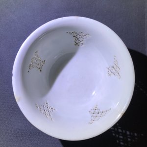 Une théière et deux bols ajourées à doubles parois en porcelaine de Chine bleu et blanc, époque Transition — photo 15