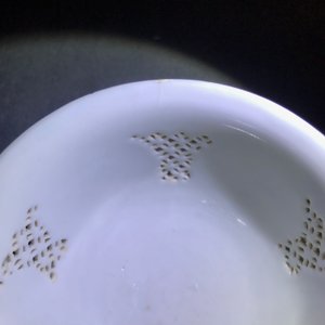 Une théière et deux bols ajourées à doubles parois en porcelaine de Chine bleu et blanc, époque Transition — photo 17