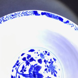 Une théière et deux bols ajourées à doubles parois en porcelaine de Chine bleu et blanc, époque Transition — photo 20