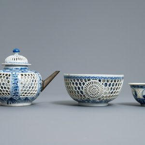 Une théière et deux bols ajourées à doubles parois en porcelaine de Chine bleu et blanc, époque Transition — photo 2
