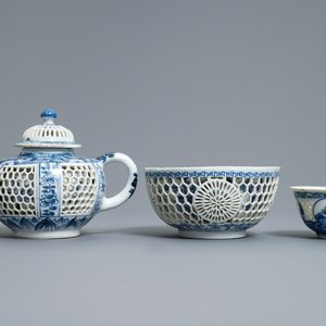 Une théière et deux bols ajourées à doubles parois en porcelaine de Chine bleu et blanc, époque Transition — photo 4